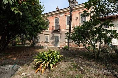 Rustico / Casale di 950 m² con più di 5 locali a R
