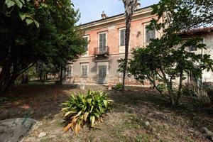 Rustico / Casale di 950 m² con più di 5 locali a R