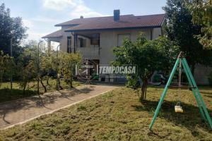 Villa bifamiliare con giardino