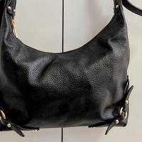 Borsa da donna vera pelle colore nera firmata.