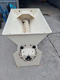 Macchina pigiadiraspatrice uva con ruote