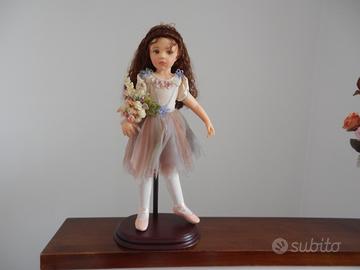 Bambola in porcellana, ballerina con piedistallo