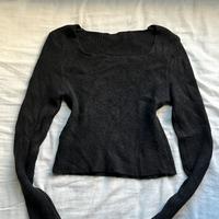 Maglioncino crop nero a costine