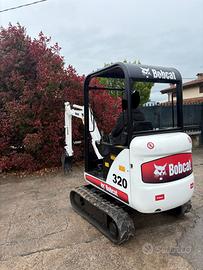 E231 - Mini escavatore Bobcat 320 carro allargabil
