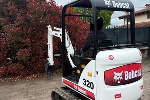 E231 - Mini escavatore Bobcat 320 carro allargabil