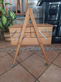 Mobiletto porta cucito vintage in legno con ruote