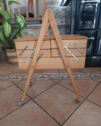 Mobiletto porta cucito vintage in legno con ruote