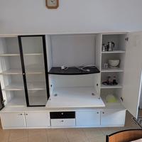 Parete attrezzata bianca con vetrina e vano TV