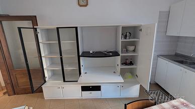 Parete attrezzata bianca con vetrina e vano TV