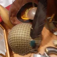 elmetto completo di penna