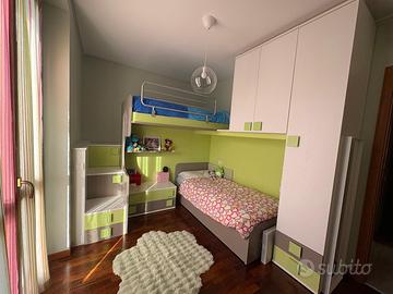 Cameretta soppalcata con reti e materassi