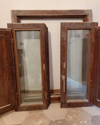 finestra in legno con doppio vetro