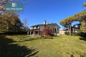 VILLA CON FINITURE DI LUSSO