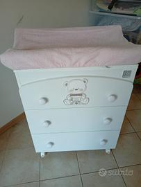 Lettino e fasciatoio con cassetti 