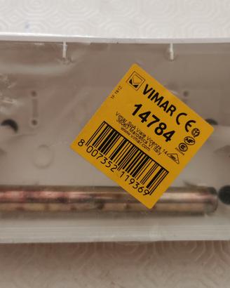 VIMAR PLANA 14784 - SCATOLA INCLINATA DA TAVOLO