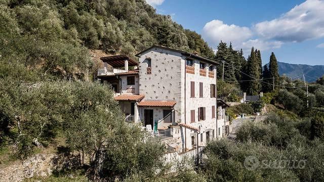 Rustico / Casale di 860 m² con più di 5 locali a C - Vista 3