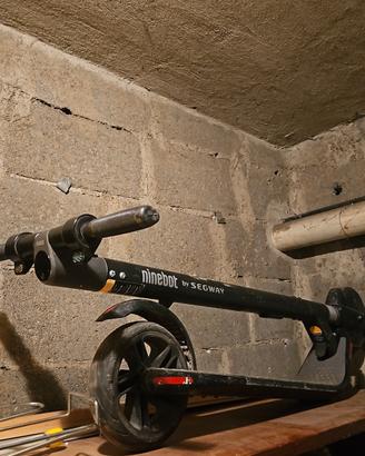 monopattino elettrico ninebot nero