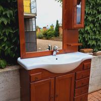 Mobile bagno in legno.