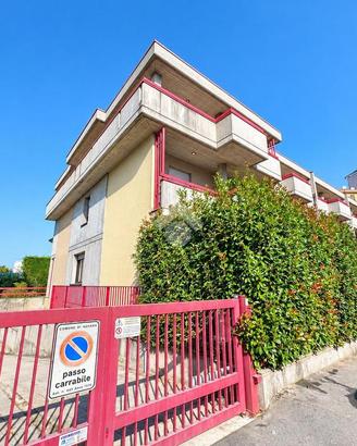 VILLA A SCHIERA D'ANGOLO A NOVARA
