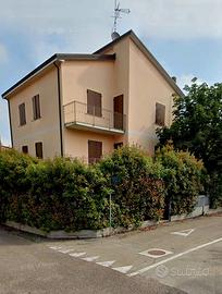 Casa indipendente bifamiliare con giardino
