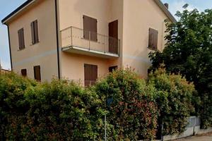 Casa indipendente bifamiliare con giardino