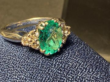 Anello oro bianco con smeraldo e diamanti