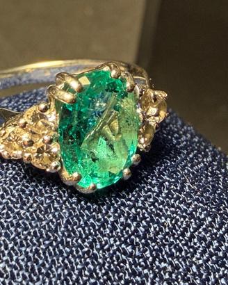 Anello oro bianco con smeraldo e diamanti