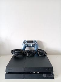 PlayStation 4 con controller, gioco e cavi