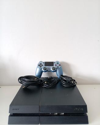 PlayStation 4 con controller, gioco e cavi