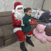 babbo natale ed elfa consegna regali 