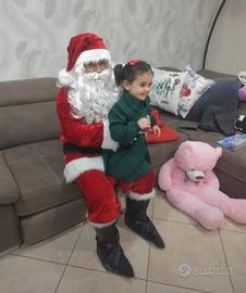 babbo natale ed elfa consegna regali 