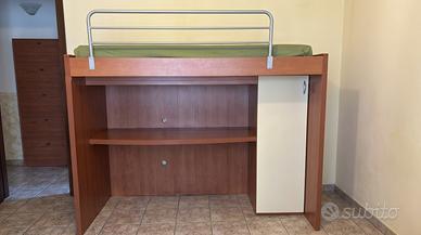Letto a soppalco con scrivania e armadio integrati