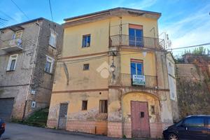 CASA SEMINDIPENDENTE A MERCATO SAN SEVERINO