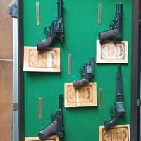 Pistole finte in scala Armodelli e bacheca