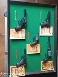 Pistole finte in scala Armodelli e bacheca