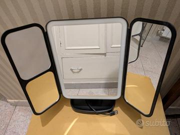 specchio da trucco con luce