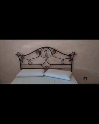 Letto in ferro battuto con rete a doghe
