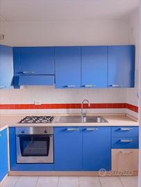 Cucina con elettrodomestici