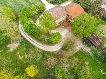 RUSTICO CON AMPIO TERRENO