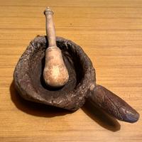 Antico mortaio in legno con pestello