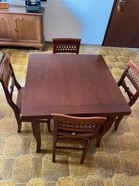 Tavolo in legno con sedie