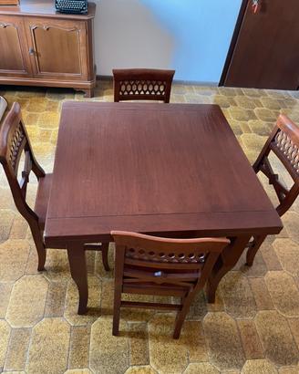 Tavolo in legno con sedie