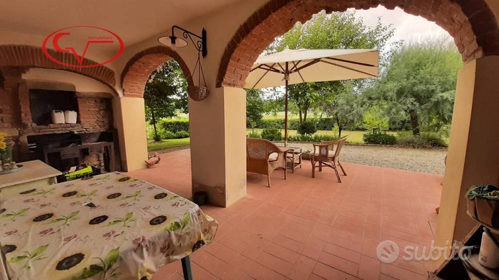 Rustico / Casale di 260 m² con più di 5 locali a L - Vista 2