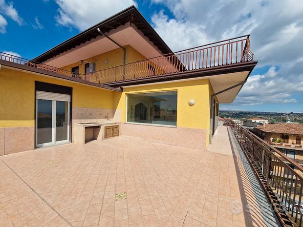 Grande appartamento con terrazza zona Toscano