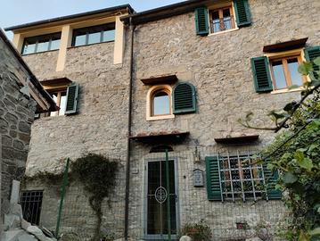 Londa terratetto in pietra mq 200 oltre resede