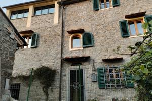 Londa terratetto in pietra mq 200 oltre resede