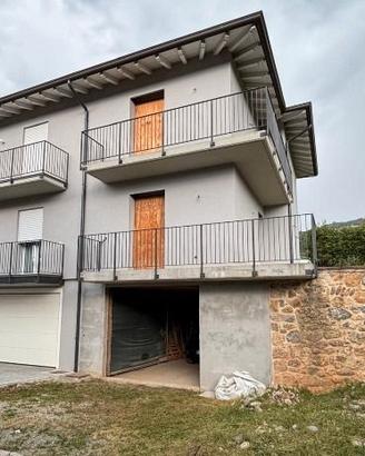Casetta da ultimare con box doppio e giardino