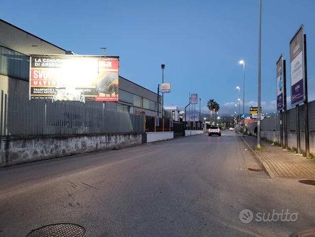 Capannone su strada principale