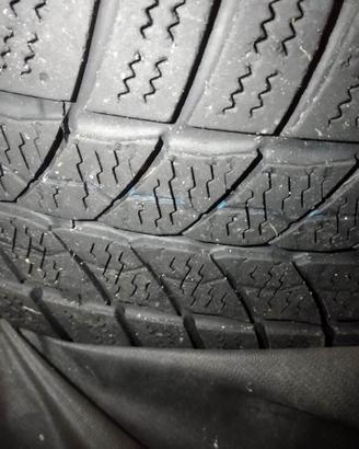 Gomme invernali barum 195/65 R15 montate su cerchi