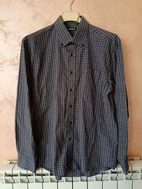 Camicia uomo a quadratini rosso e blu con bottoni.